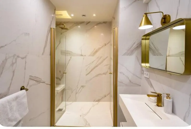 2 Bedroom Appartement Champs Elysee Paris France