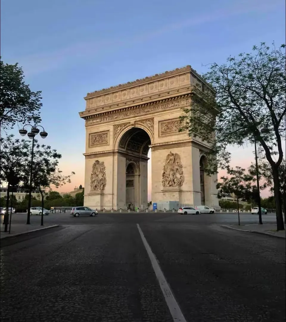 2 Bedroom Appartement Champs Elysee Paris